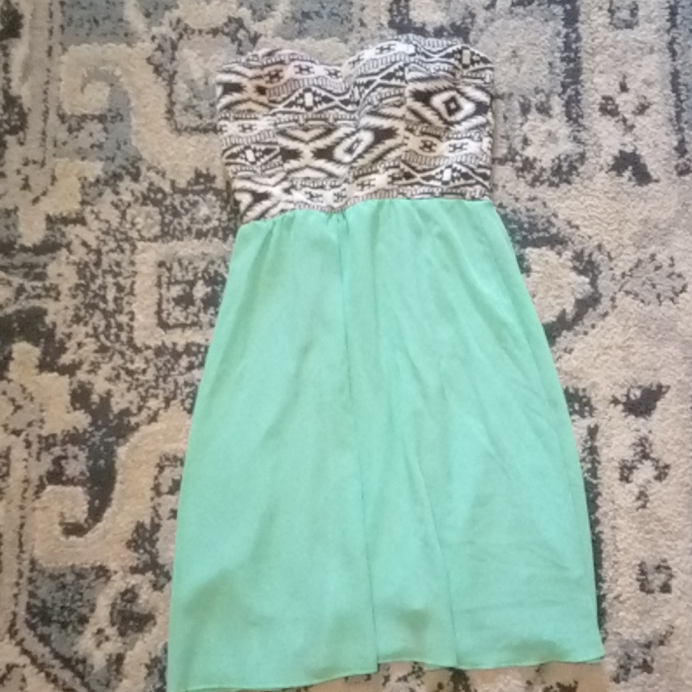 No strap dress